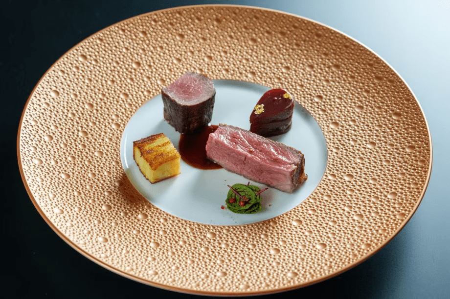 三ツ星若狭牛シャトーブリアンと越前福牛サーロインの炭火焼き　インカの目覚めのミルクレープとカシスのドーム　赤ワインをたっぷり使用したボルドー風のソース