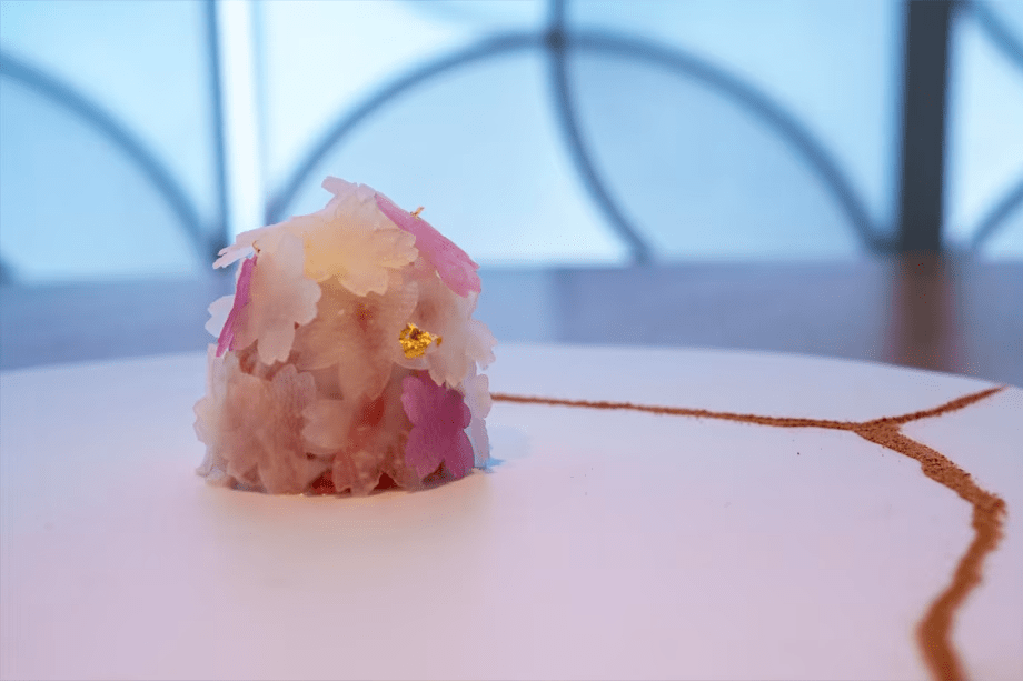 桜をイメージした県産鮮魚の瞬間スモークとカブのババロワ