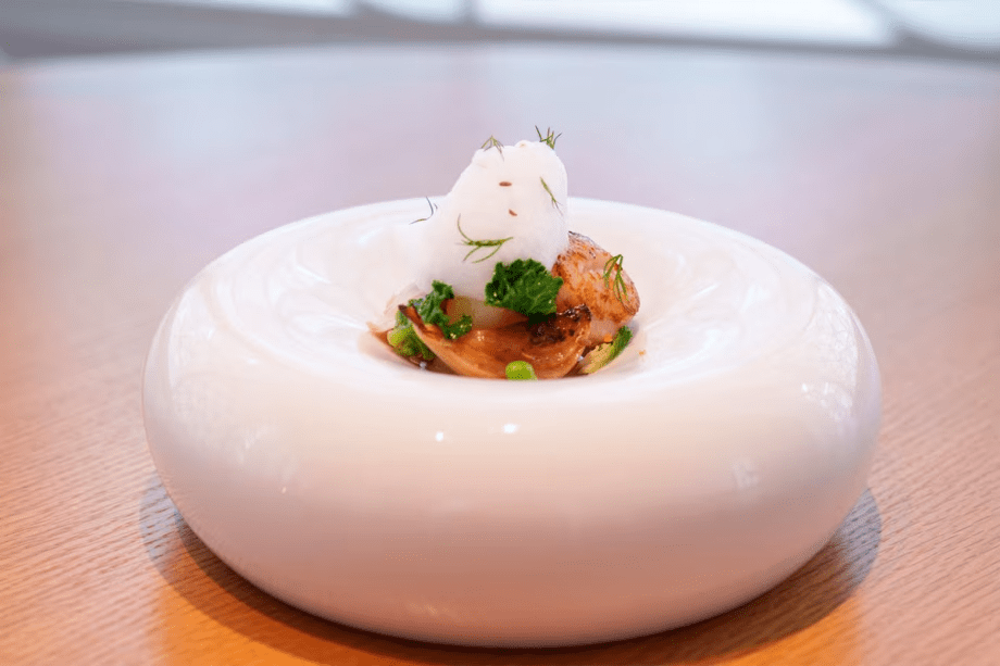 桜をイメージした県産鮮魚の瞬間スモークとカブのババロワ