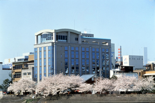 ホテル外観
福井城のお堀として利用された足羽川に面し、春には日本の桜百選にもなっている全長2.2kmの桜並木はじめ、市民の憩いの場である足羽山を望む景観の良い立地です。