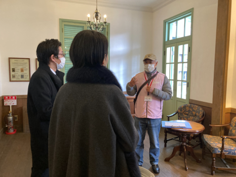 グリフィス記念館で観光ガイドの様子。