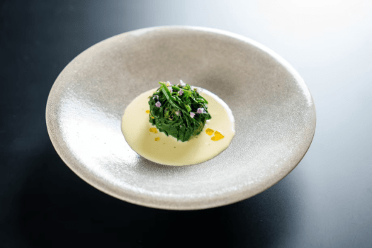 若狭カレイのア・ラ・ヴァプール　縮みホウレン草をまとわせて