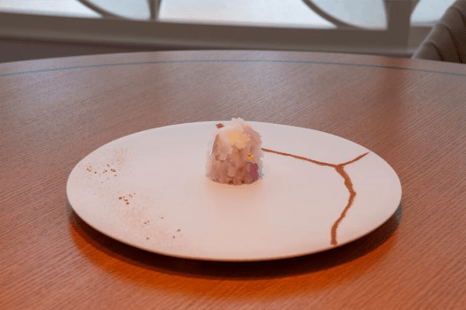 桜をイメージした県産鮮魚の瞬間スモークとカブのババロワ