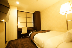 140㎝幅ダブルサイズベッドのシックなお部屋