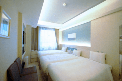 親子ベッドはベッドを３台並べます。子ベッドは一回り小さくお部屋も狭くなり６畳に布団を３つ並べたような感じです。寝るだけなのでこれでいいと思われるお客様にオススメ。