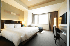 160㎝幅の大きなベッドと大きな窓から見える福井の景観を楽しめるお部屋