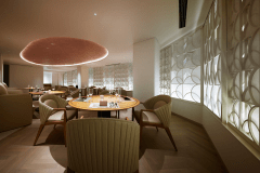 足羽川に舞い落ちる桜の花びらの重なりをイメージしたスクリーンなどアートに包まれたレストランオージュ