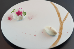 桜のスモークをまとった鮮魚の桜樹仕立て