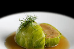 フォワグラ、やまと豚のパテと　鴨モモ肉のコンフィを包んだシューファルシィ