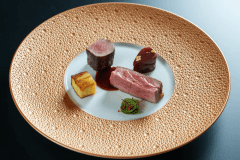 三ツ星若狭牛シャトーブリアンと越前福牛サーロインの炭火焼き　インカの目覚めのミルクレープとカシスのドーム　赤ワインをたっぷり使用したボルドー風のソース