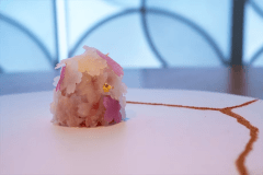 桜をイメージした県産鮮魚の瞬間スモークとカブのババロワ