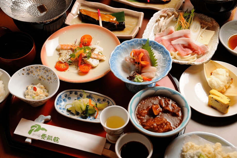 テーブルにご用意した先付メニューとハーフビュッフェメニューでご夕食をお楽しみください（写真はテーブルイメージ）。