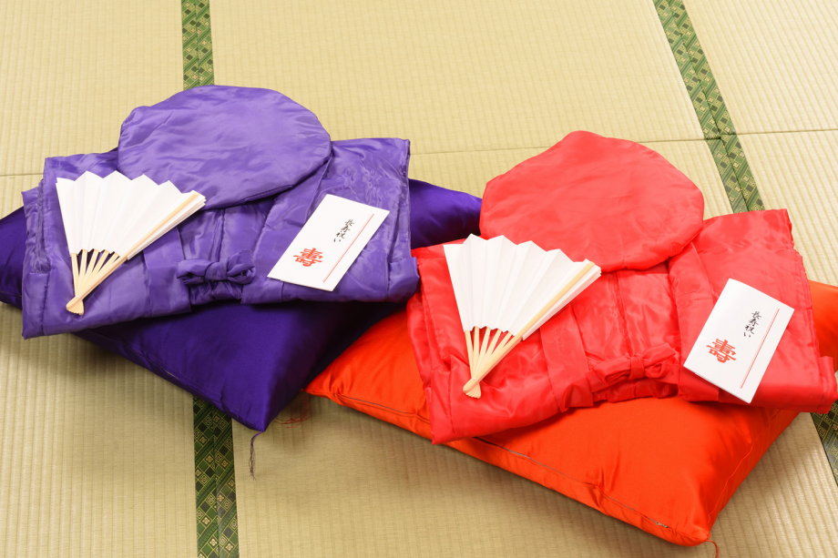 還暦（赤）・古稀（紫）のお祝いセット（ちゃんちゃんこ、頭巾、扇子、座布団）の貸出サービス。
