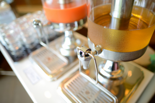 【カフェラウンジ】挽きたてコーヒーやソフトドリンクなど無料サービス！お部屋やお車にお持ち帰りいただけます。
