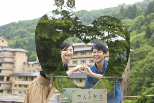 結びの宿 愛隣館は「恋人の聖地サテライト」に選定されています。丘の上のモニュメントで記念撮影をどうぞ♪