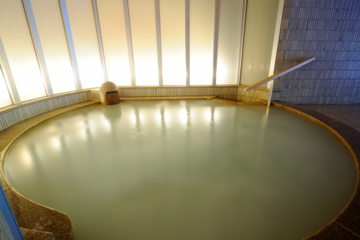 【森の湯「シルクバス　美白の湯」】※ミクロの泡により、白くにごって見える浴槽となります
