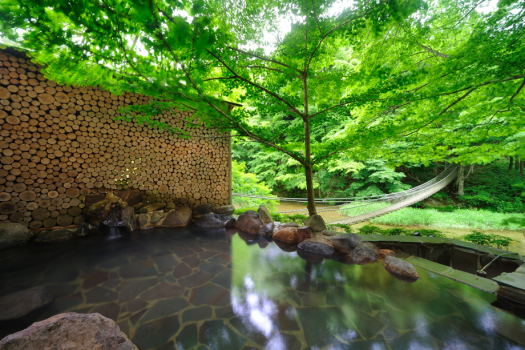 【川の湯「岩露天風呂」】※豊沢川と木々に囲まれて、森林浴をしながら温泉をご満喫頂けます