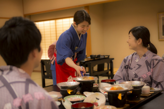 【和膳スタイル・レストラン会場例】※イステーブルでのご夕食のご用意となります