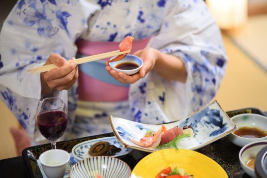 上げ膳据え膳で気兼ねなくごゆっくり、特別な夕食をお楽しみいただける「お部屋食」。※写真はイメージとなります