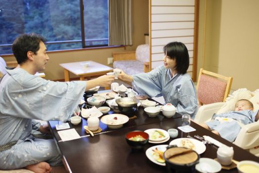 【和膳スタイル・お部屋食例】※周囲を気にせず、赤ちゃんと一緒のご夕食をお楽しみください