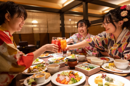 【里山ダイニング】※個室風のイス・テーブル席でお食事をお楽しみください