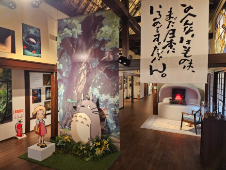 「トトロとジブリとカンヤダと」展示イメージ（開催場所：大沢温泉 菊水舘ギャラリー「茅」／ 開催期間 2025年4月12日～12月7日）