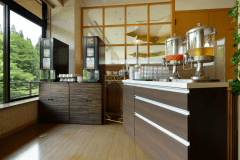 【カフェラウンジ】挽きたてコーヒーやソフトドリンクなど無料サービス！お部屋やお車にお持ち帰りいただけます。