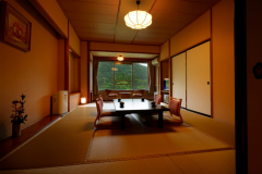 客室「月かんむり12畳」※山々の景色が自慢のお部屋でリピーター様に人気のお部屋です 客室「月かんむり12畳」※山々の景色が自慢のお部屋でリピーター様に人気のお部屋です