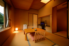 客室「花かんむり6帖」 ※景色は楽しめませんが、リーズナブルにご利用いただけるお部屋です。