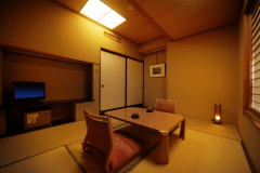 客室「花かんむり6帖」 ※景色は楽しめませんが、リーズナブルにご利用いただけるお部屋です。