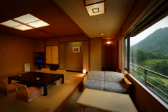 客室「花かんむり14帖(禁煙)」※「庭園と山々が望めてとても寛げる」と評判のお部屋です。