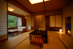 客室「花かんむり10帖(禁煙)」※眼下に流れ行く豊沢川に心癒されます。