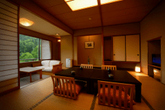 客室「花かんむり10帖(禁煙)」※眼下に流れ行く豊沢川に心癒されます。