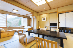 客室「花かんむり二間」※お部屋が２つあり、窓からの景色もよく、お寛ぎいただけます。