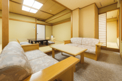 客室「花かんむり二間」※お部屋が２つあり、窓からの景色もよく、お寛ぎいただけます。