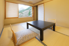 客室「花かんむり二間」※お部屋が２つあり、窓からの景色もよく、お寛ぎいただけます。