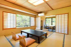 和室12.5畳にワーケーション兼ダイニングテーブルをご用意したお部屋。