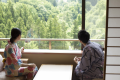 客室「花かんむり10帖(禁煙)」※季節毎に表情をみせる山々と森をお楽しみください。 客室「花かんむり10帖(禁煙)」※季節毎に表情をみせる山々と森をお楽しみください。