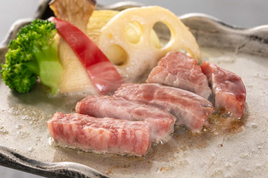 メインの『厳選・国産牛の陶板焼き』ほか、岩国寿司など『岩国の幸・郷土料理』をあわせた【当館おすすめプラン】