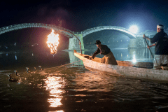 ゆかたに屋形船、夏の夜空にゆらめく川面。古式ゆかしい姿で鵜を操る鵜匠。まぶたに留めたい夏の風物詩。