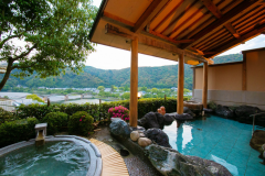 錦帯橋を目の前に楽しむ朝の湯あみは、「贅沢」のひとこと。 錦帯橋を目の前に楽しむ朝の湯あみは、「贅沢」のひとこと。