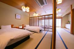 【錦帯橋側◆和室 20畳】 当館唯一のベッド付和室。透け感のある格子戸が、涼しげに広さを演出します