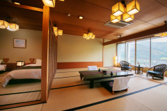 【錦帯橋側◆和室 20畳】 大きな窓から見える情緒ある光景は、まるで一幅の絵のよう。