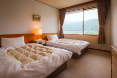 【錦川側◆和洋室 8～12.5畳+ツイン】［ベッドルーム］