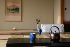 【客室イメージ】 季節の花を設えた落ち着きある和の空間で、ゆっくりとした安らぎの時間を。