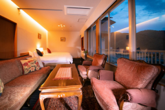 【錦帯橋側◆貴賓室】 ベッドからソファから。いつでも“最上階の眺望”を愉しめる、エグゼクティブルーム