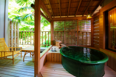 【露天風呂付客室】［露天風呂］ 山側のお部屋で人目も安心。湯涼みしつつ『自分だけの露天風呂』を堪能♪