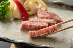 料理長厳選の国産牛を陶板でじっくり焼き上げます。お好みの焼き加減でお召し上がりください。 料理長厳選の国産牛を陶板でじっくり焼き上げます。お好みの焼き加減でお召し上がりください。