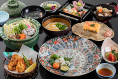 刺し・から揚げ・鍋。3種のお料理で、“冬の味覚”『河豚(ふく)』を堪能! 刺し・から揚げ・鍋。3種のお料理で、“冬の味覚”『河豚(ふく)』を堪能!