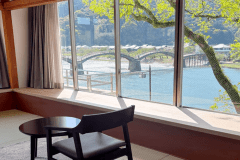 【錦帯橋ビューベッド付和室】錦帯橋をとても近くから望める特別な和室。特等席からの眺めをどうぞ。